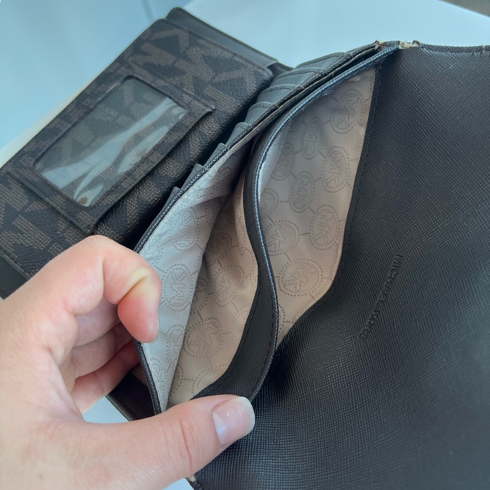 Michael Kors Wallet with Cheque Book and Pen - Picture 9 of 9